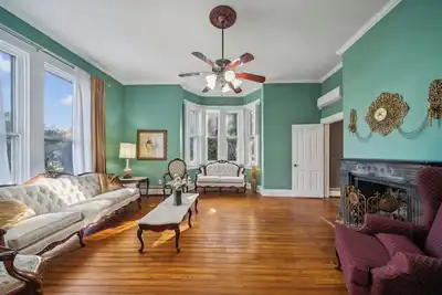 Image de Historic Victorian Home–3 King Bedrooms w/55\"4KTVs, Full Kitchen, Screened. . .