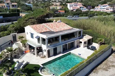 Image de Magnifique villa en bord de mer – Située directement sur la plage, à Saint-Aygulf