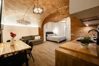 Image de Elegant, fully renovated studio apartment sleeping up to 5 people, located in a period building just steps from Porta Ovile, one of the main entrances to the medieval heart of Siena. The area is well-served by all kinds of shops, and Piazza del Campo is