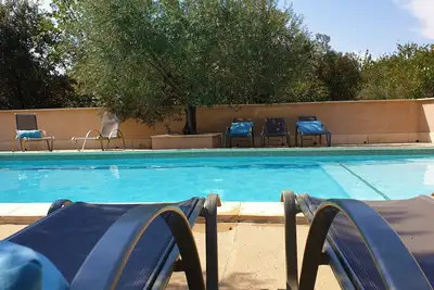 Image de En Provence, joli corps de ferme rénové avec piscine, parc arboré et fleuri