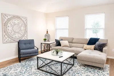 Image de Spacious 5-bedroom, 2-bath home in Crowley, perfect for families and groups. Sleeps up to 10 with comfortable living areas and a full kitchen. Located minutes from Fort Worth, offering easy access to dining, shopping, and attractions.