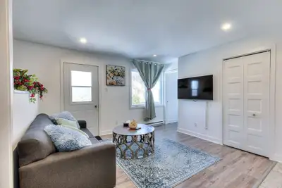 Image de Furnished 1-Bed Apartment Near Montreal