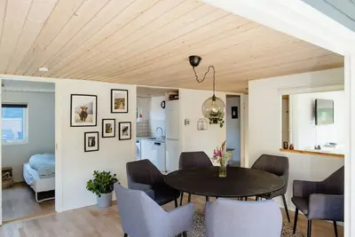 Image de Maison de vacances bleue avec espace de jeu et confort
