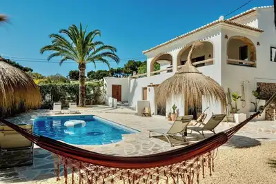 Image de Villa ibicenca à Jávea avec piscine en bord de mer