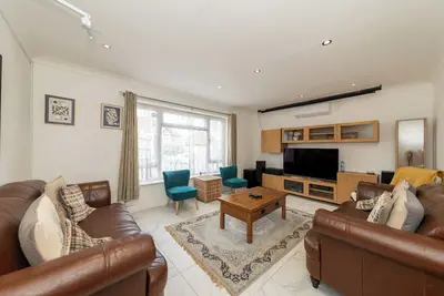 Image de Modern House with Ac 4 Parking & Transport Links - Pass the Keys