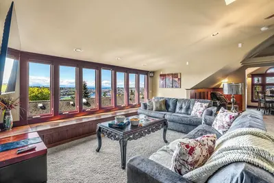 Image de Capitol Hill Charm: Lake & City Views! + Game Room