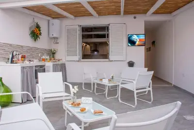Image de Appartement « B&B Notti in Salento - Giardino » avec terrasse privée, Wi-Fi et climatisation