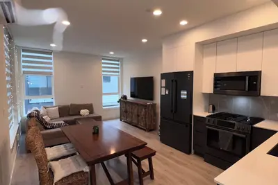Image de 2-bedroom townhome in enchanting Seattle with cool Ac