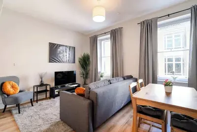 Image de 8 mins Glasgow Airport -Near Train & City- Paisley