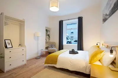 Image de Near Beach & Town | Modern 2br Ground Floor Flat | Free Parking