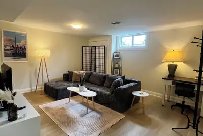 Image de Spacious 2br Toronto Suite/Parking+Laundry/Extended Stays/Near Go+ Downtown