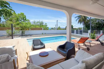 Image de Villa de bon standing \"Le Balisier\" à Saint François avec piscine et accès Pmr
