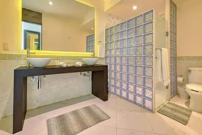 Image de Beachfront Resort-Style Villa. Pickleball, tennis, Pools, Restaurant