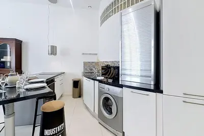 Image de Urban 94 - T2  Élégance, Art de Vivre au Cœur Historique de Fréjus