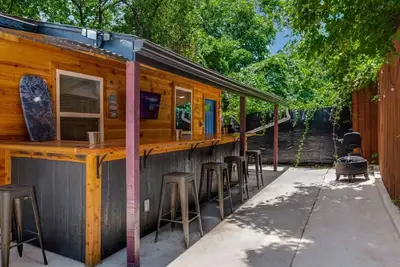 Image de Wild West Huge Bar 11 beds! Hot tub Walk 2 Stadium