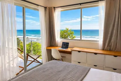 Image de Beachfront Top Floor + Balcony | Teak Design
