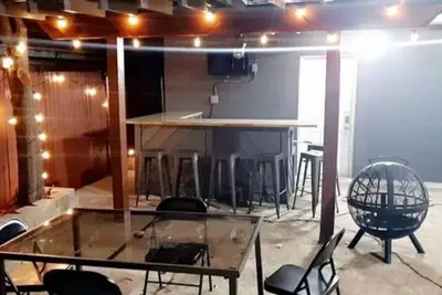 Image de Secrets Backyard Bar. Hottub, Mins. from Stadiums