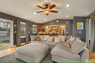 Image de Spacious Chicagoland Retreat w/ Hot Tub + Fireplace Sleeps 6+