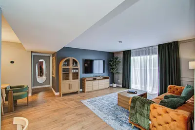 Image de Designer Renovated 2br • Walk to Nrg in 7 Min