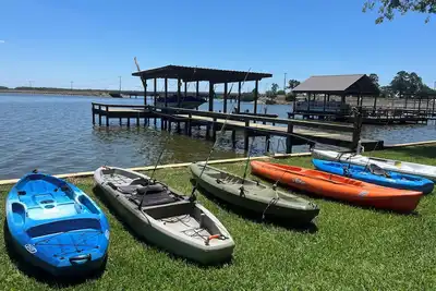 Image de Big spacious home, 6 kayaks, firepit, fishing, boat space, next to Goat Island.