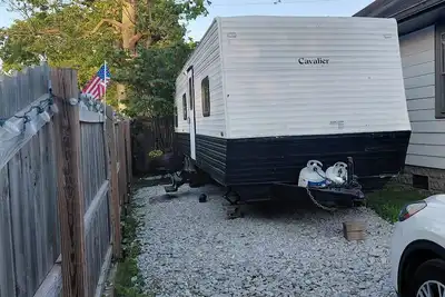 Image de Indy 500 Fans Cozy 1 bedroom stationery Rv on private property on residential st