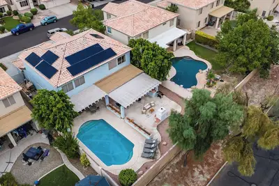 Image de Relaxing 5br Tempe Home family pool moder home