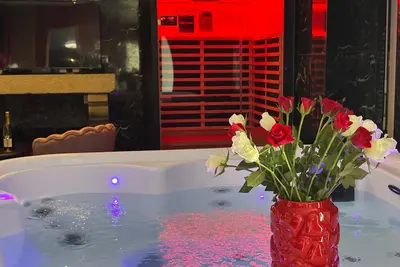 Image de Maison de vacances « Le Cocon Secret - Sauna - Jacuzzi » avec jardin partagé et Wi-Fi