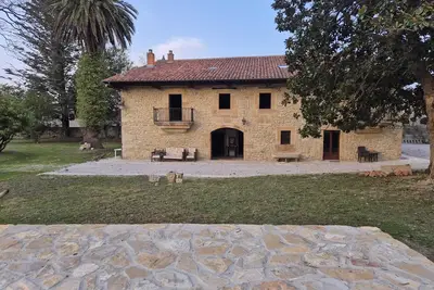 Image de La Casona de Cabanzón is a rural mountain house surrounded by nature.