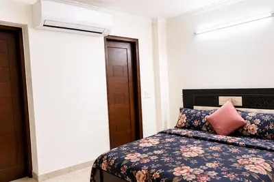 Image de West delhis 2 bedroom apartment with Ac kitchen, drawing and dinning room, lift