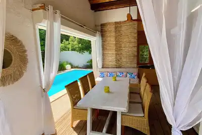 Image de Villa Charmante avec Piscine Privée Spa et Jardin Verdoyant.