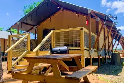 Image de Wake and Glamp: Safari Tent Retreat for Water Sport Lovers in Cibolo, Tx
