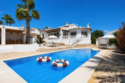Image de Casa Arons – Escapade méditerranéenne avec piscine et espace de vie extérieur