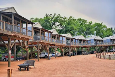 Image de Aquatic Retreat: Waterfront Tented Cabin with Full Amenities for Water Lovers in Cibolo, Tx