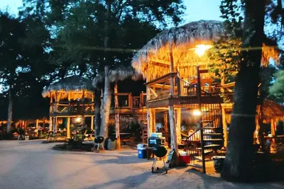Image de Tranquil Log Cabin by the San Marcos River - A Relaxing Glamping Getaway near Kingsbury, Texas