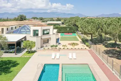 Image de Majordoms Golf Peralada – Villa de Luxe avec Piscines et Divertissements