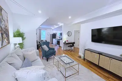 Image de 2 Bedroom with Private Deck Near Green Line
