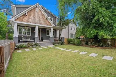 Image de Walk to East Lake golf, Luxury home sleeps 20, 12 beds, Hot tub, Decks, Porches.