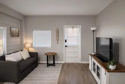 Image de Stylish and Modern 1-bedroom in Lake Worth • 5 mi from Beach and Downtown