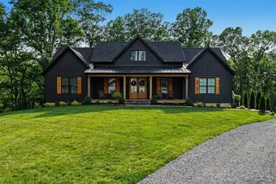 Image de The Golden Retreat at Nolin Lake- New Luxury Lake Home | Hot Tub + Game Room | Near Mammoth Cave & Wax Marina | Sleeps 14