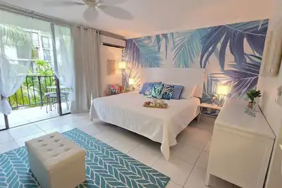 Image de Fresh & Airy Ocean-View Apt in Coral Beach Condominium