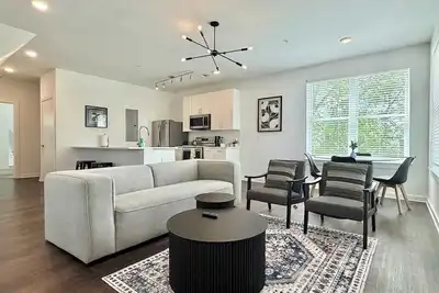 Image de 10 Guest Penthouse Multi-Level Condo in Atl!