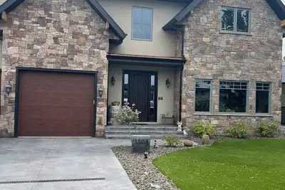 Image de Stunning home in Trout Creek nestled between two of Okanagan's Best beaches!