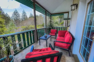 Image de Koi Pond & Meditation Gardens Await In The Quiet Rainforest of East Sooke