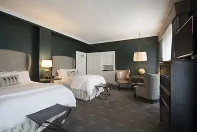 Image de 2 Double Beds | Sentinel | West End Steps, Art Collection, Wine Lounge | 2 Units