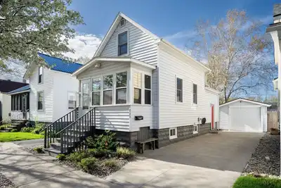 Image de Updated Grand Haven Cottage | Private Patio | Walk to Beach | Sleeps 5
