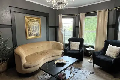 Image de Black swan\nSpacious 3-bedroom house in charming Milwaukee with Ac