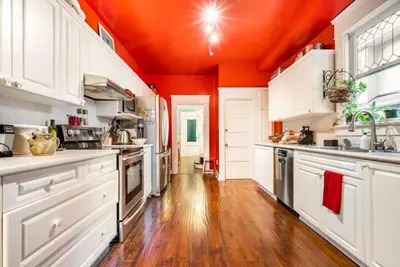 Image de Lovely Three Bedroom, 3 Bathroom, Heritage house, 2 blocks from Skytrain Station