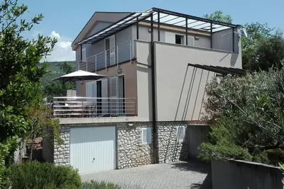 Image de Modern eingerichtete Wohnung mit Meerblick by Interhome