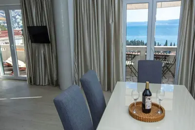 Image de Nette Wohnung in Duće mit Großer Terrasse by Interhome