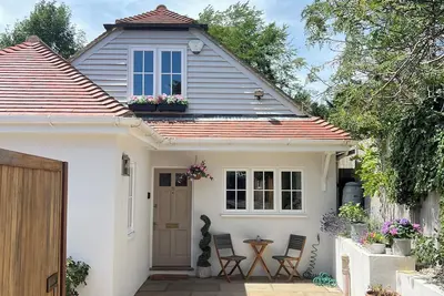 Image de Cute cottage beside The River Thames & Hampton Court Palace
